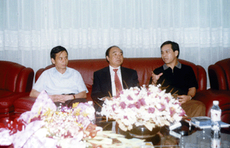 圖為市委書記黃道偉(右一)、市長湯世保(左一)在南寧機(jī)場貴賓廳會見美國美豐銀行董事長李文裕(中)。本報記者 黎均富攝 圖為市委書記黃道偉(右一)、市長湯世保(左一)在南寧機(jī)場貴賓廳會見美國美豐銀行董事長李文裕(中)。本報記者 黎均富攝